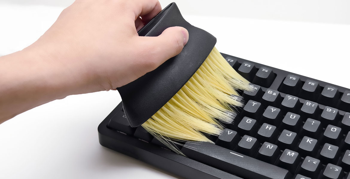 ブラシ長60mmでキーを外さず奥深く清掃